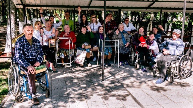 Волонтери здійснили мрію 95-річної волинянки побувати на могилі доньки