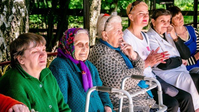 Волонтери здійснили мрію 95-річної волинянки побувати на могилі доньки