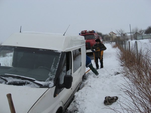 Рятувальники Волині витягують з кюветів вантажівки. ФОТО