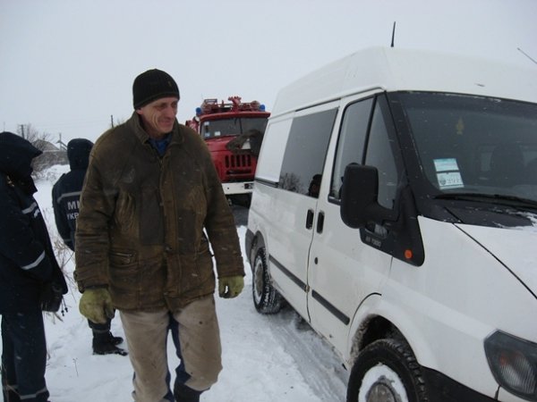 Рятувальники Волині витягують з кюветів вантажівки. ФОТО