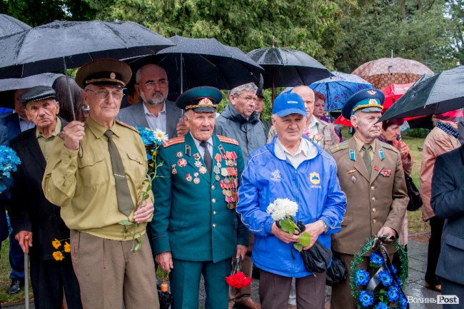 Скорбота і квіти: у Луцьку вшанували жертв війни. ФОТО