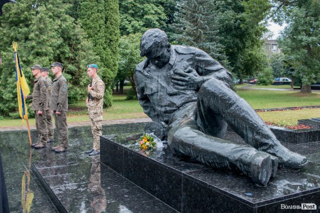 Скорбота і квіти: у Луцьку вшанували жертв війни. ФОТО