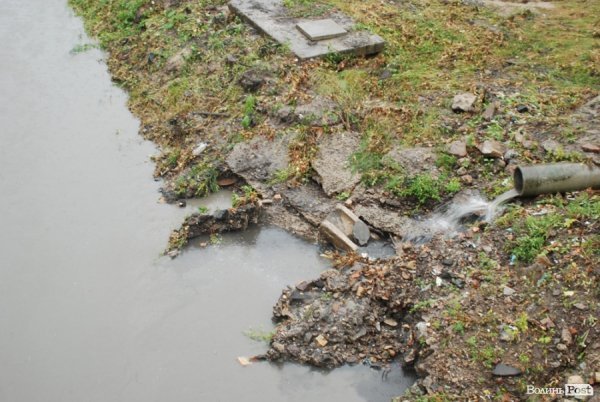 Дощова вода з вулиці Шопена через цю трубу потрапляє в Сапалаїівку