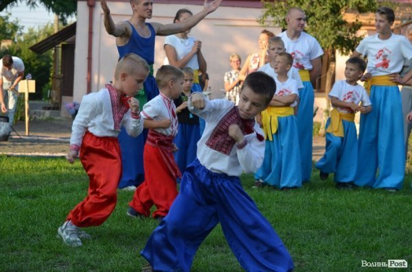 Гопак на битому склі: у Луцьку козачата показали елементи козацького характерництва. ФОТО. ВІДЕО