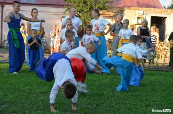 Гопак на битому склі: у Луцьку козачата показали елементи козацького характерництва. ФОТО. ВІДЕО