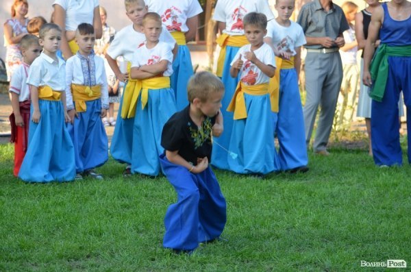 Гопак на битому склі: у Луцьку козачата показали елементи козацького характерництва. ФОТО. ВІДЕО