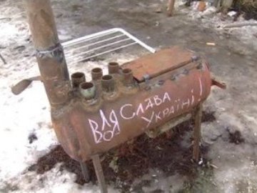 Діти на Волині виготовляють розпалювачі для буржуйок на фронт