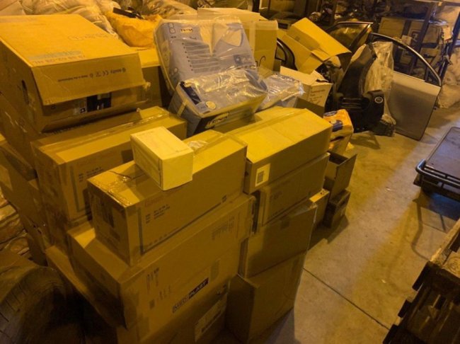 На «Ягодині» в автівці знайшли контрабандний товар норвезької компанії. ФОТО