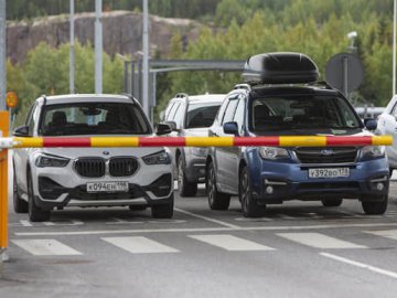 Всі країни Балтії закрили в’їзд автомобілям з російською реєстрацією