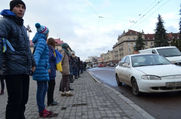 У Луцьку збудували «живий ланцюг» на підтримку євроінтеграції. ФОТО