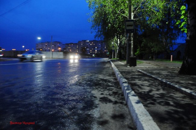 Дощ і світло ліхтарів: магічний вечірній Луцьк на світлинах волинського фотографа