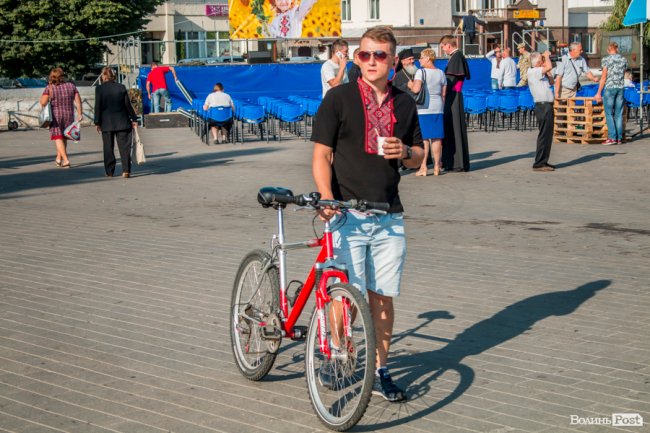 Усміхнені та у вишиванках: лучани розпочали святкування Дня Незалежності велопробігом. ФОТО