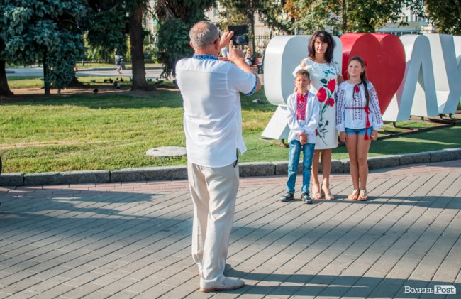 Усміхнені та у вишиванках: лучани розпочали святкування Дня Незалежності велопробігом. ФОТО
