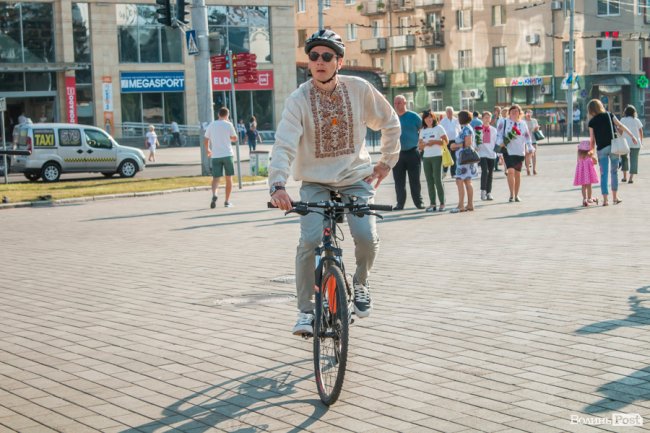 Усміхнені та у вишиванках: лучани розпочали святкування Дня Незалежності велопробігом. ФОТО