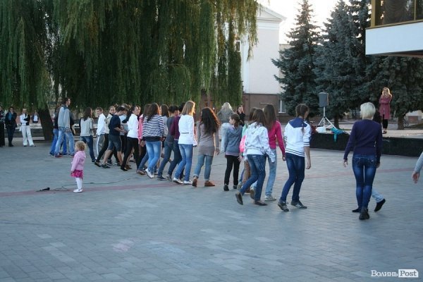 У центрі Луцька почався двомісячний танцювальний флешмоб. ФОТО