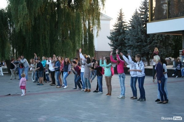 У центрі Луцька почався двомісячний танцювальний флешмоб. ФОТО