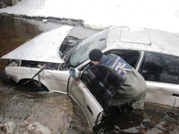 BMW на швидкості протаранила міст і впала в річку. ФОТО