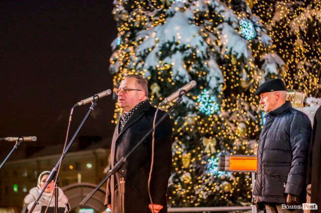 У Луцьку урочисто засвітили головну ялинку міста. ФОТО