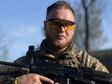 Військовий з Волині після поранення допомагає людям з ураженням спинного мозку адаптовуватись до крісел колісних