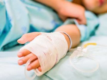 Дитина у реанімації в тяжкому стані: на Волині 13-річний скутерист збив 11-річного велосипедиста