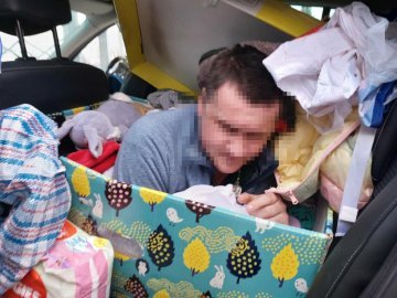 Кому з чоловіків можна легально виїхати з України та які схеми і за скільки пропонують «ділки»