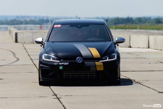 У Луцьку стартували видовищні змагання дрег-рейсерів. ФОТО