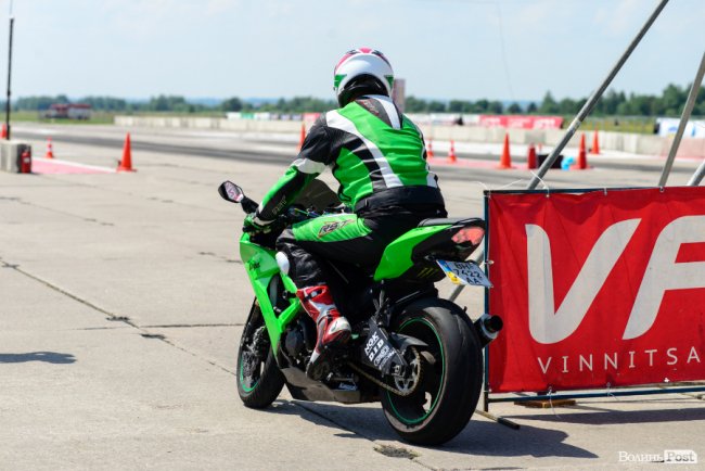 У Луцьку стартували видовищні змагання дрег-рейсерів. ФОТО
