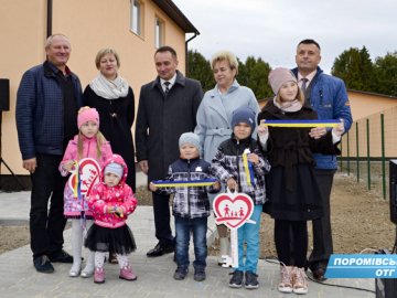На Волині двом сім'ям, які виховують дітей-сиріт, побудували будинки