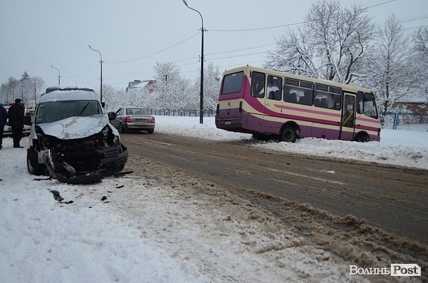 Аварія під Луцьком: зіткнулися автобус і фургон. ФОТО