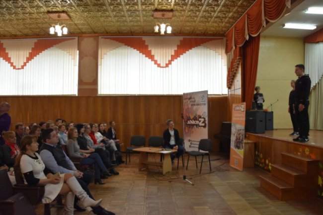 Телеведучий Олександр Педан влаштував тренінг для луцьких вчителів. ФОТО