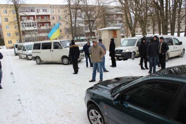 «Я тебе вилікую зараз», - полковник міліції активісту луцького Автомайдану. ФОТО. ВІДЕО