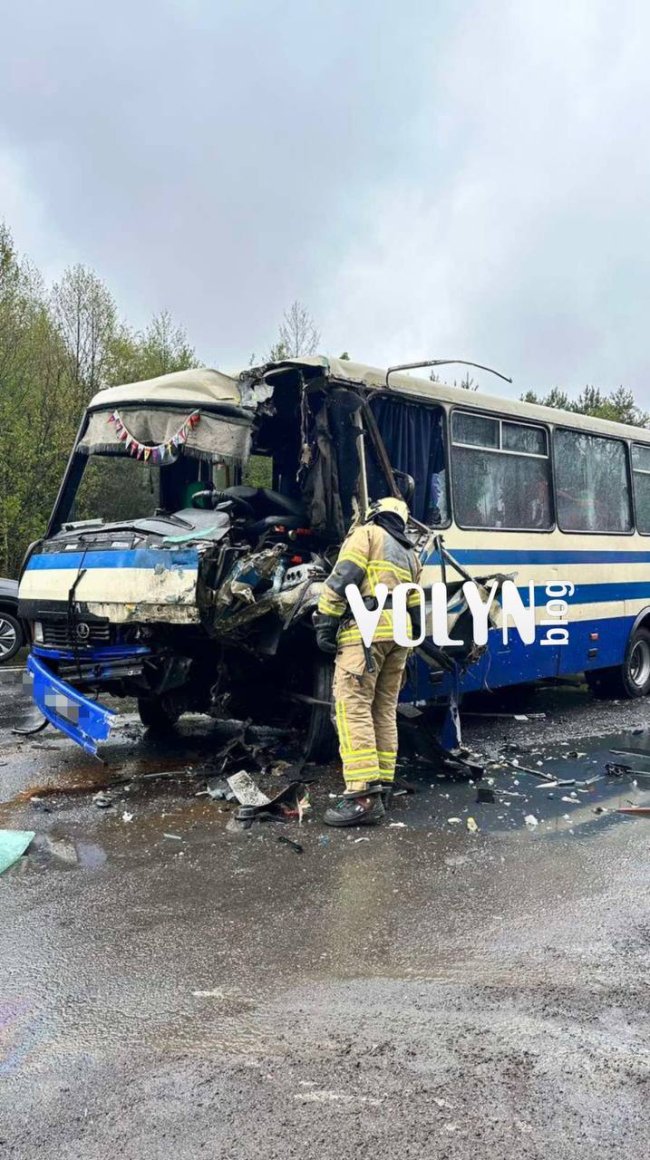 На Волині рейсовий автобус зіткнувся з вантажівкою: постраждали 5 людей