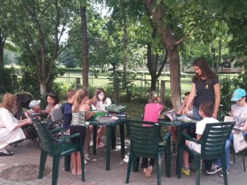 Лучан кличуть читати книги просто неба