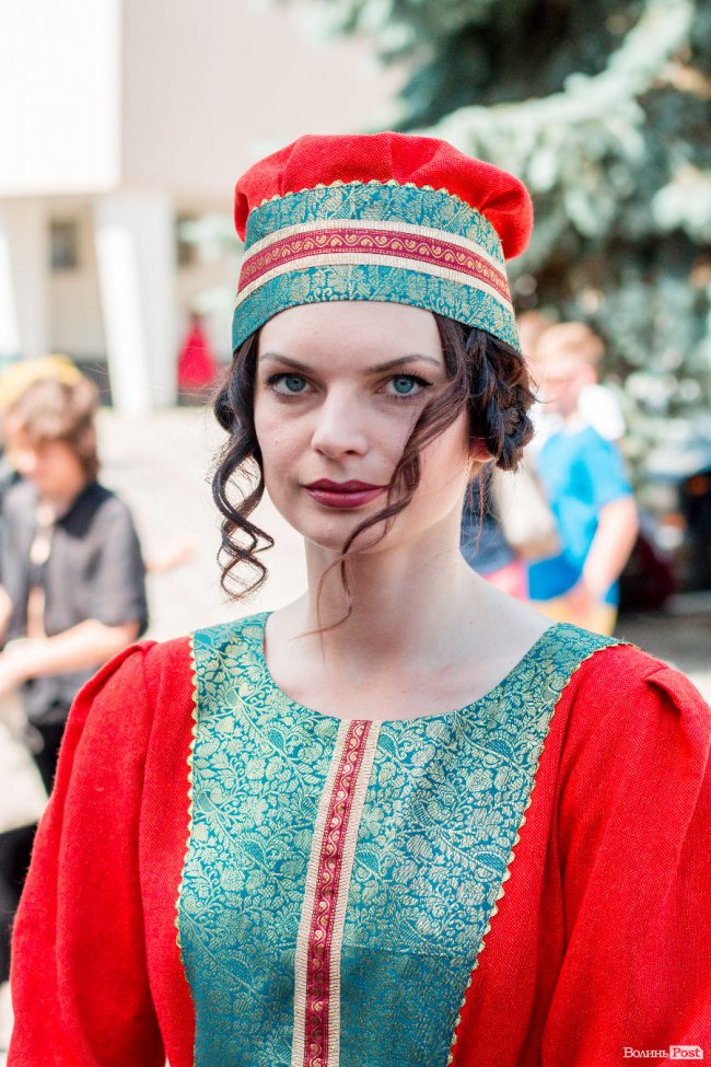 Середньовічні сукні, лицарські обладунки і давні забави: «Князівський бенкет» у Луцьку. ФОТО