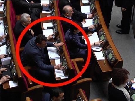 У Раді кнопкодавлять і опозиціонери. ФОТО