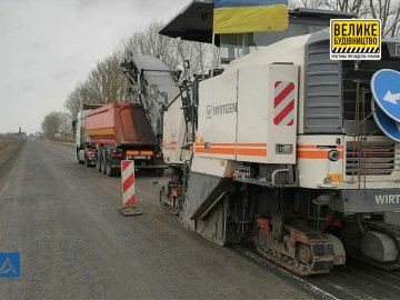 На Волині ремонтують дві ділянки дороги: водіїв попереджають про обмеження