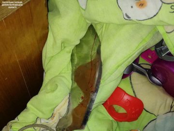 У Дніпрі чоловік з мачете взяв у заручники 3-річну дитину