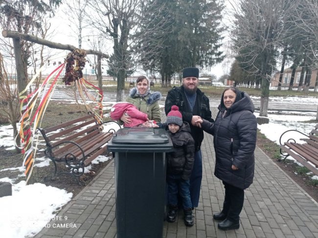 У громаді на Волині комунальне підприємство роздавало подарунки. ФОТО