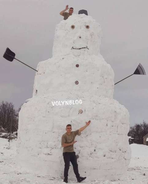 Селяни на Волині зліпили гігантського сніговика