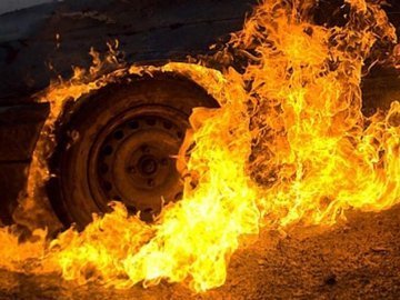 У Луцьку - пожежа в гаражних кооперативах. Згоріло авто кандидата в депутати