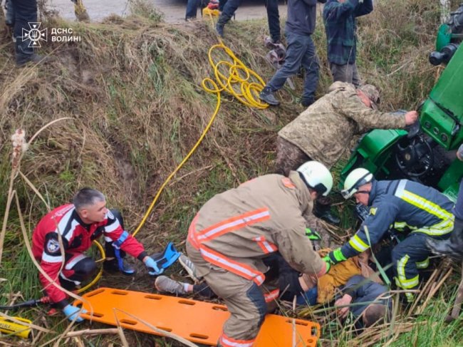 На Волині рятувальники звільнили двох постраждалих з-під трактора.