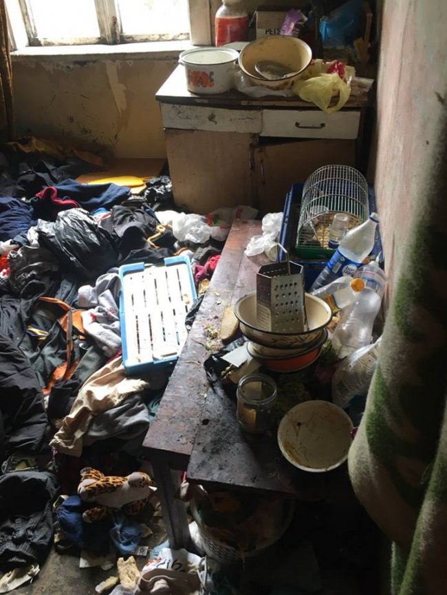 Антисанітарія та безлад: показали шокуючі фото житла луцької родини