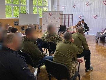 Для воїнів, які перебувають на лікуванні та реабілітації у Володимирі, показали виставу у медзакладі