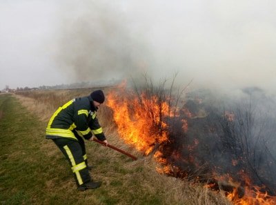 На Волині за минулий тиждень рятувальники 92 рази виїжджали на гасіння сухої трави. ФОТО. ВІДЕО