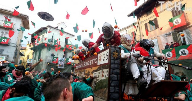 В Італії влаштували масову бійку апельсинами. ФОТО