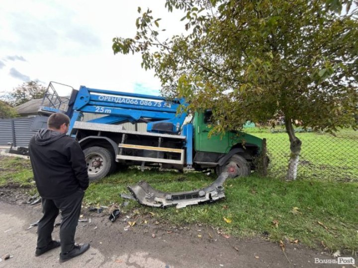 Біля Луцька - аварія: зіткнулися вантажівка та легковик, постраждала водійка