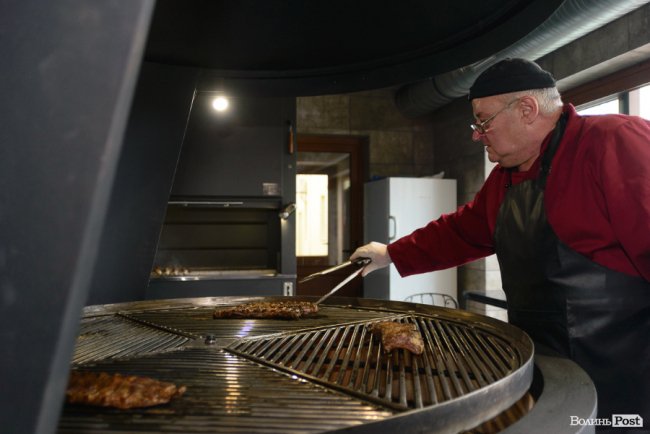 У Луцьку запрацювала перша реберня, де готують просто на вогні. ФОТО*