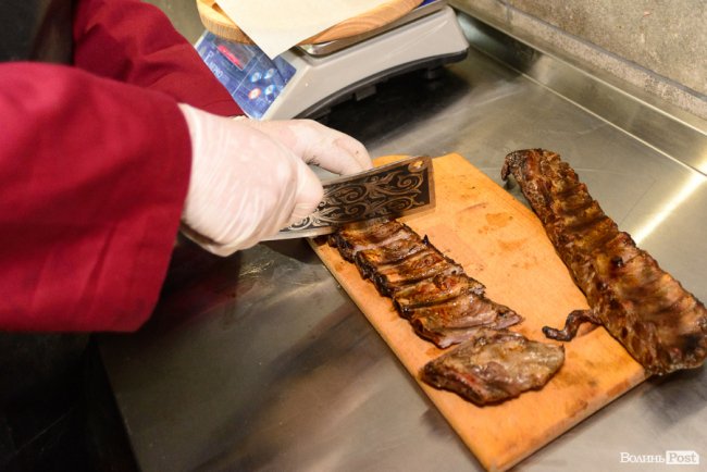 У Луцьку запрацювала перша реберня, де готують просто на вогні. ФОТО*