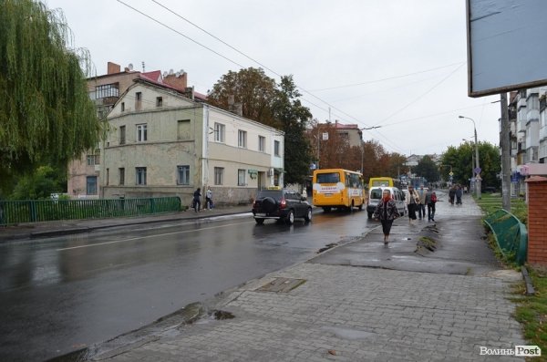 У центрі Луцька розвалюється міст. ФОТО