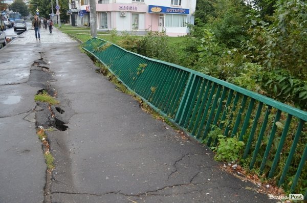 У центрі Луцька розвалюється міст. ФОТО